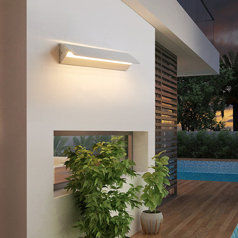 ANGULAR ROTATING WALL LAMP