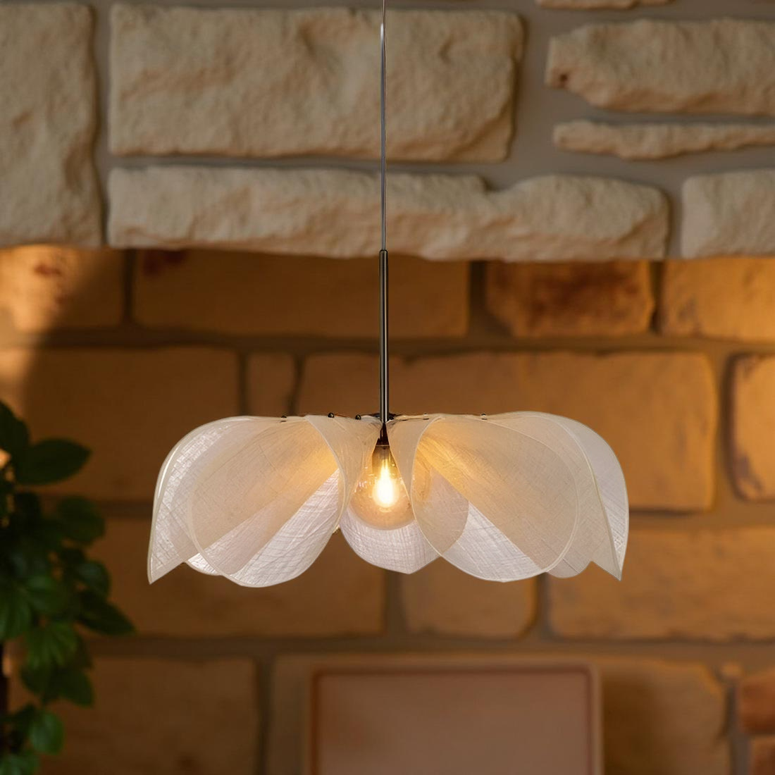 CREAM PETAL FLOWER PENDANT