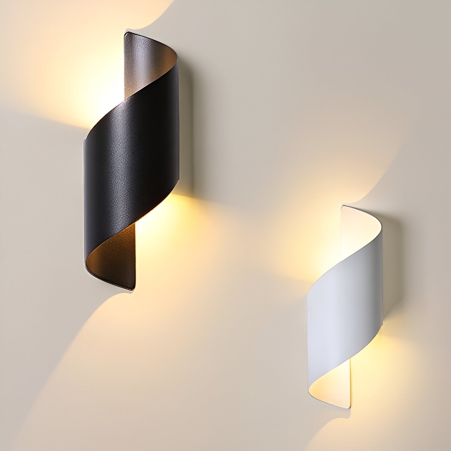 BLACK SPIRAL WALL LAMP