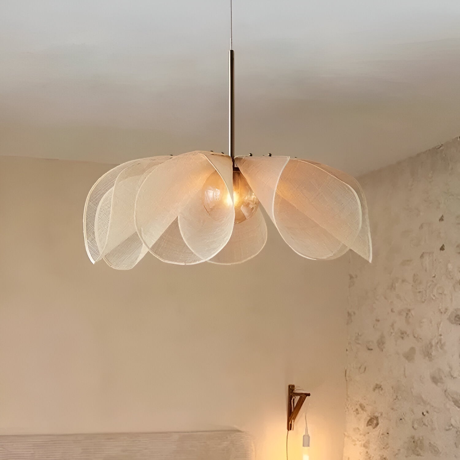CREAM PETAL FLOWER PENDANT