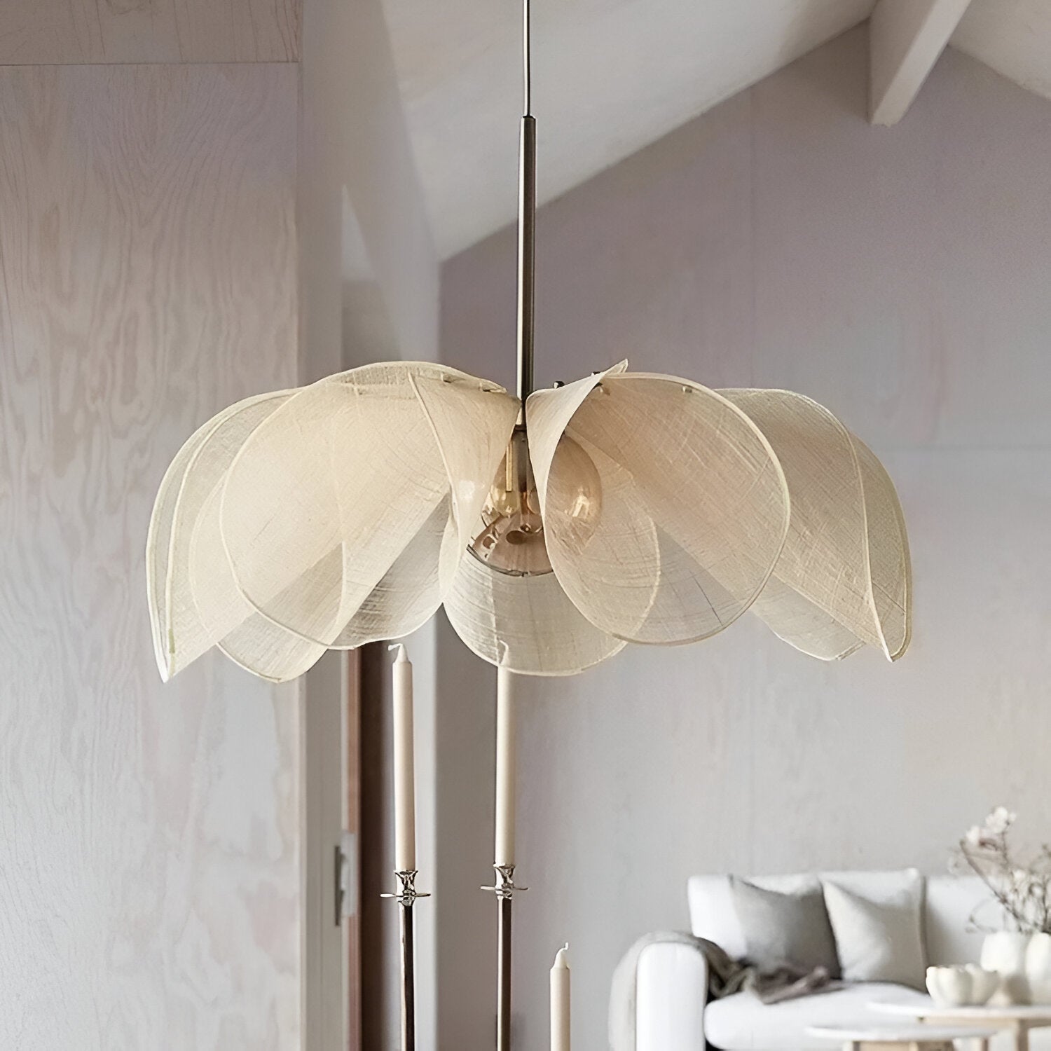 CREAM PETAL FLOWER PENDANT