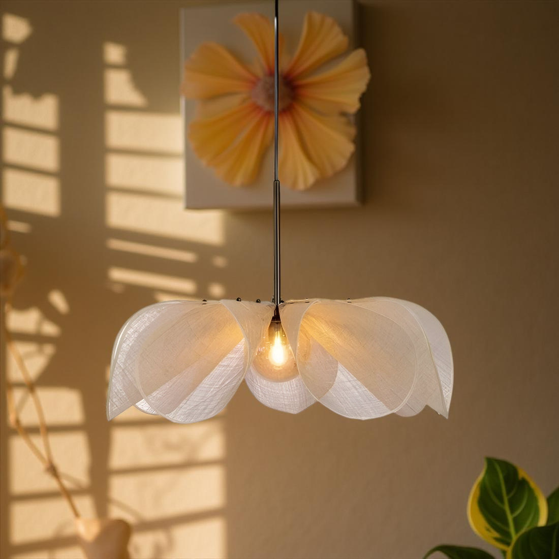 CREAM PETAL FLOWER PENDANT